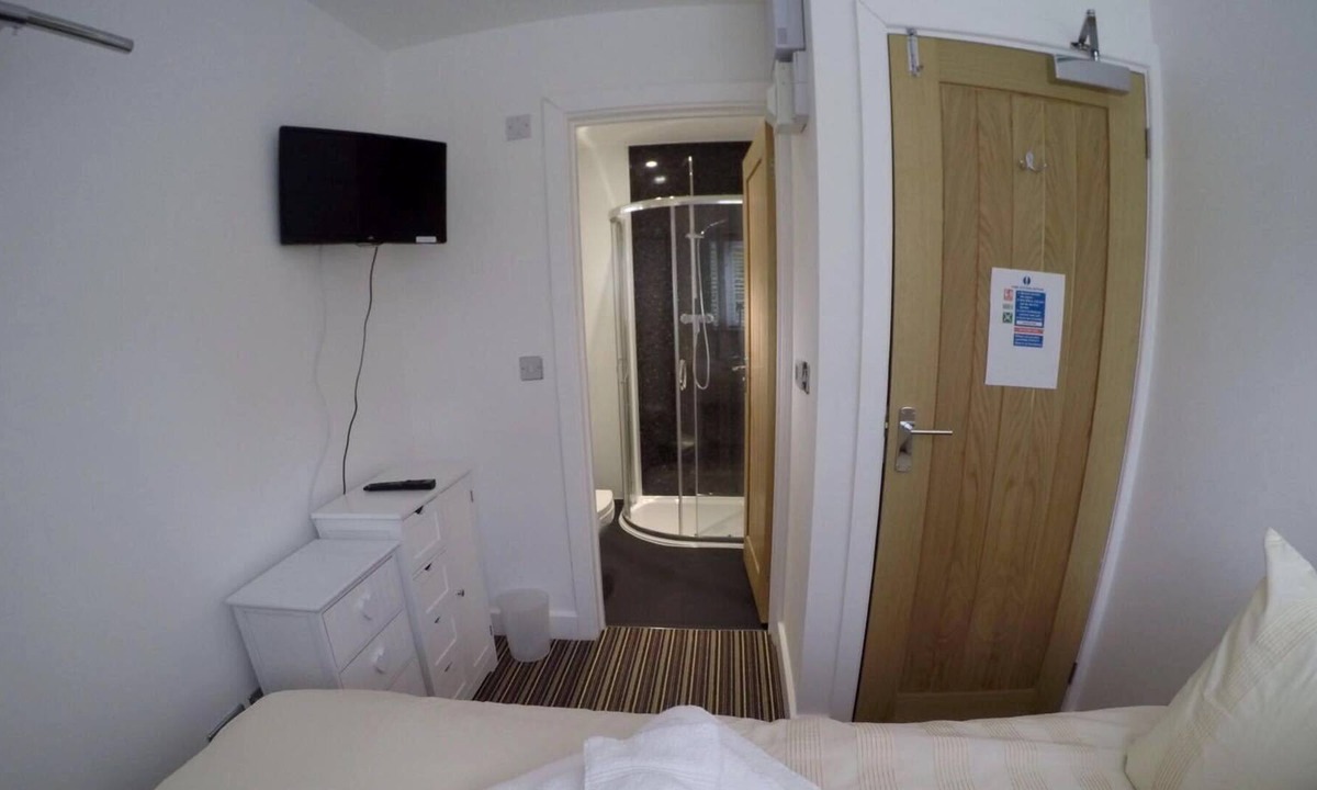 Camberley House | Deepcut Lodge Bed & Breakfast