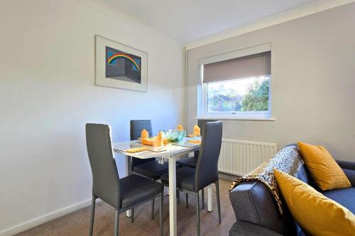Dorking Apartment | Delightful first floor two bed apartment five minutes walk from Dorking town centre