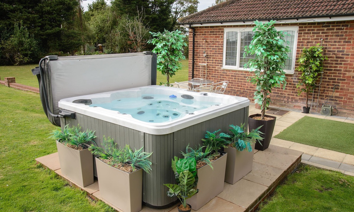 Howlett End House | Deluxe 2 Bed Versace Hottub Skytv