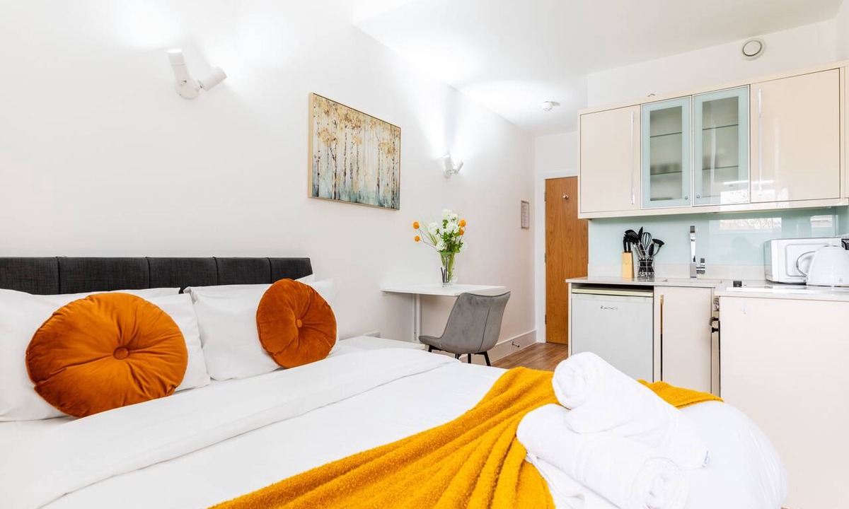Royal Borough of Kensington and Chelsea Apartment | Deluxe Double Studio External Private Bathroom