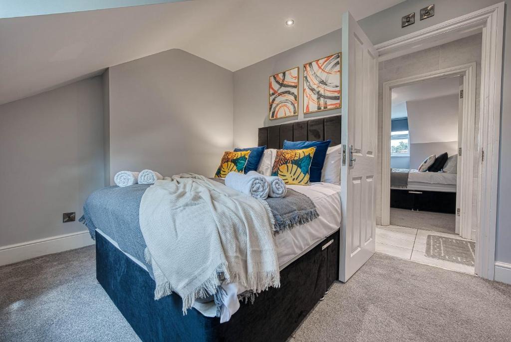 Mapperley Apartment | Designer Nottingham Abode Sleeps 16
