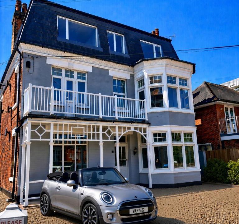 Clacton-on-Sea Apartment | Devon Lodge - Large 3 bed Apartment Sleeps 8 Beach opposite