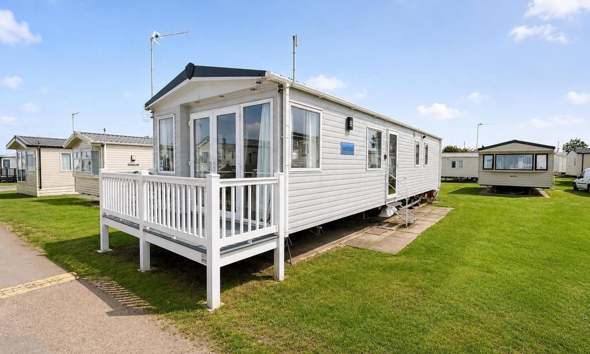 Pakefield House | Dog friendly 6 berth caravan with decking close to Pakefield beach ref 68067B