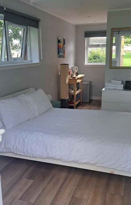 Penicuik Apartment | Double Room with bathroom