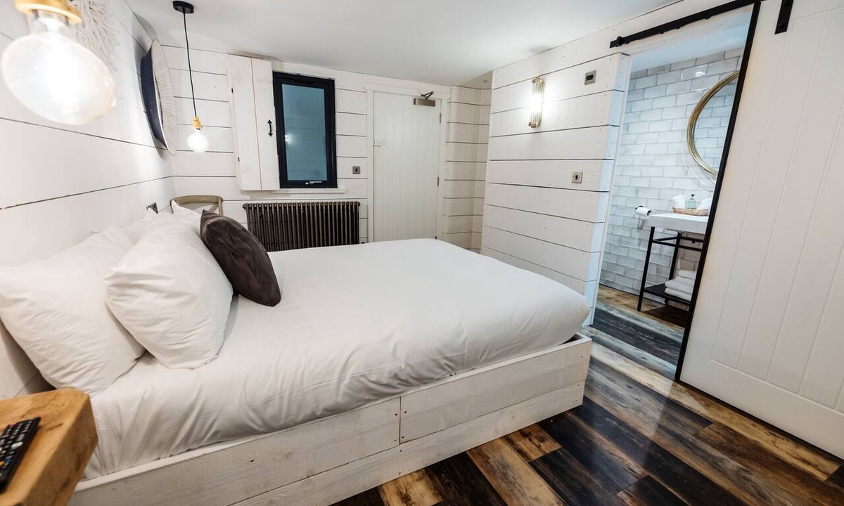 Clitheroe Bed & Breakfast | Double room with ensuite bathroom