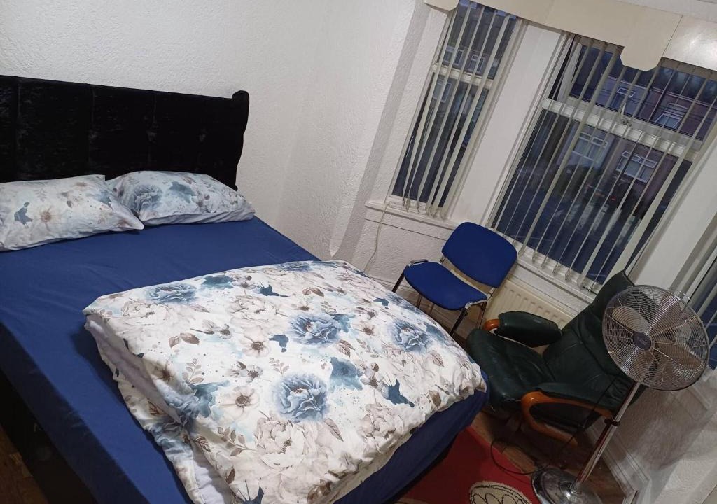 Holbrooks House | Double Spacious Room near CBS Arena in CV6 4DF Two Guests