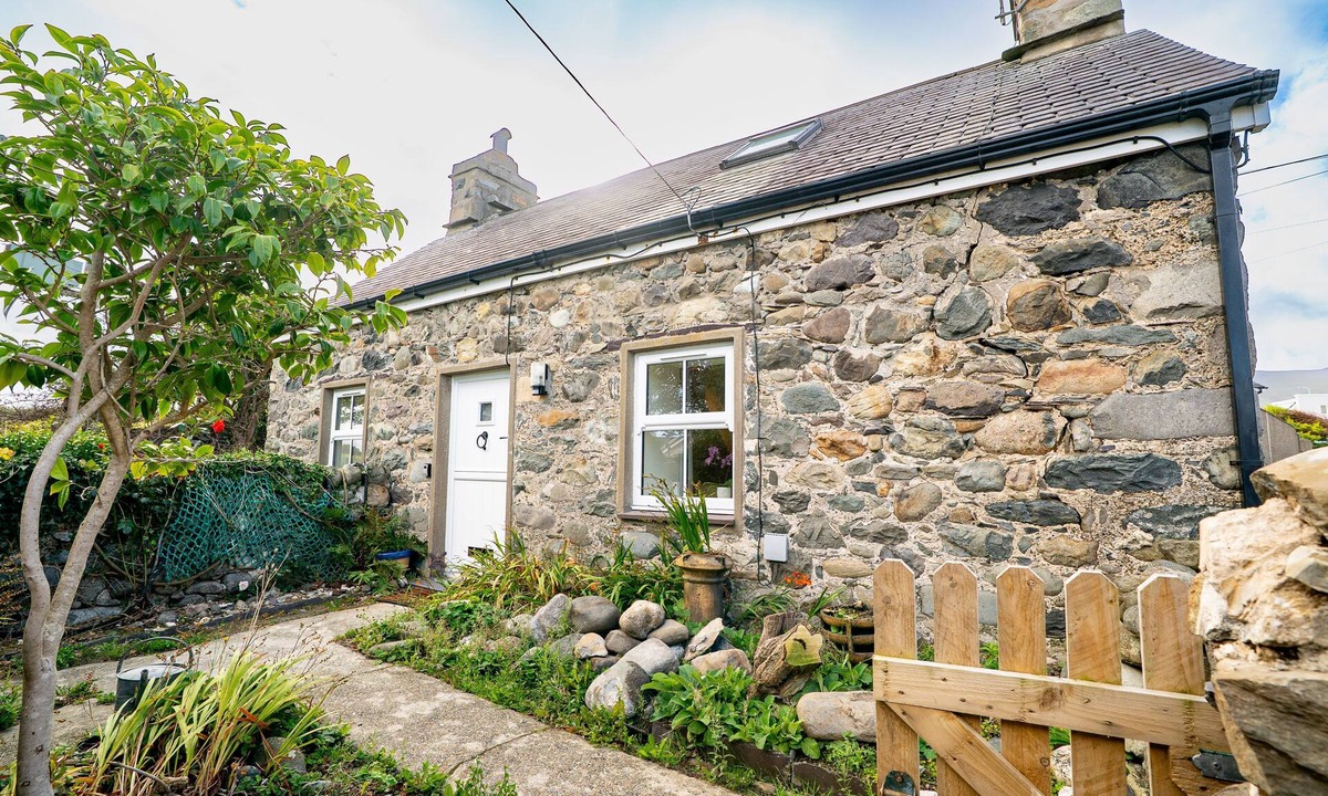 Dinas Cottage | Dyserth - a self catering cottage that sleeps 4 guests in 2 bedrooms