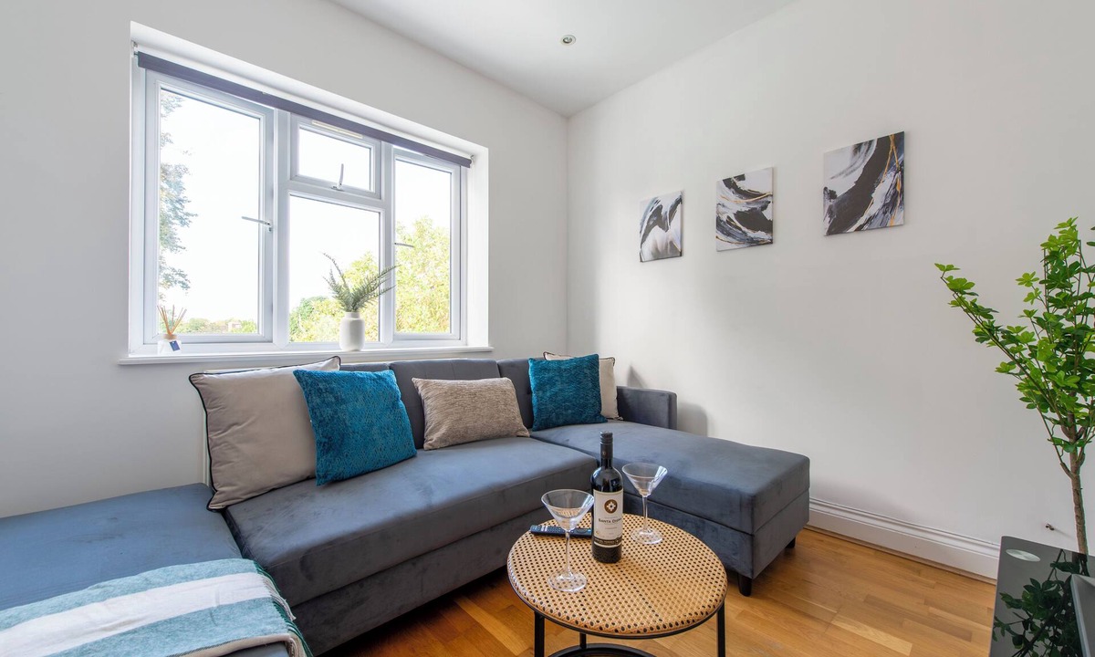 Ealing Common Apartment | Ealing 3 Bath Flat with Parking 10 mins to Station