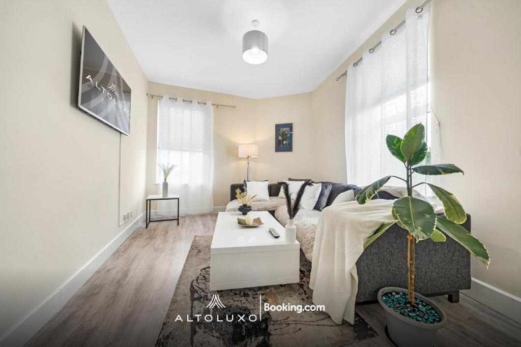 Saint Paul's House | Elegant Bristol Stay Perfect for Groups by AltoLuxo
