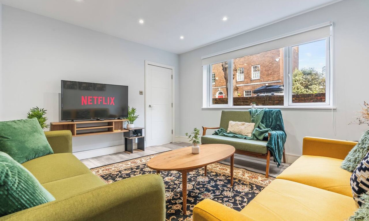 Elephant and Castle House | Elephant & Castle Home 3BR/1.5BA with Garden & Pool Table – Central London