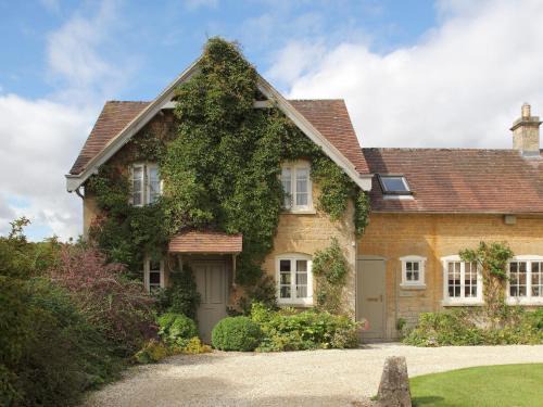 Chipping Norton House | Epsom - Ukc1151