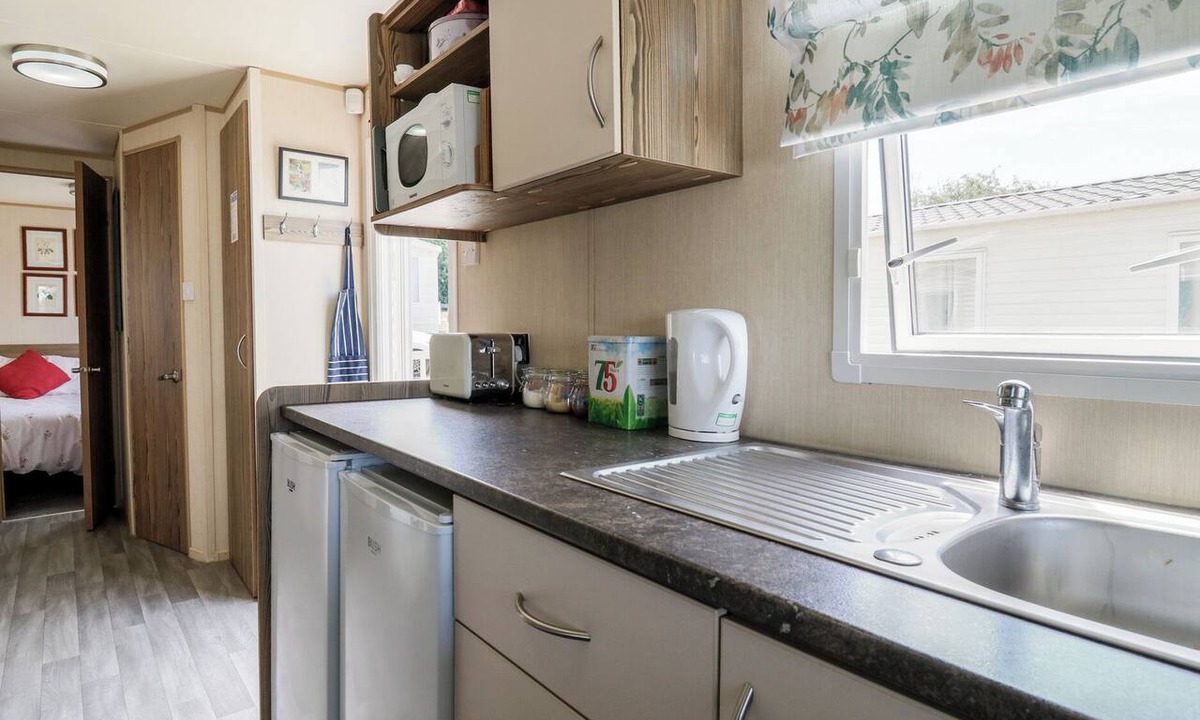 Isle of Grain Cottage | Estuary View
