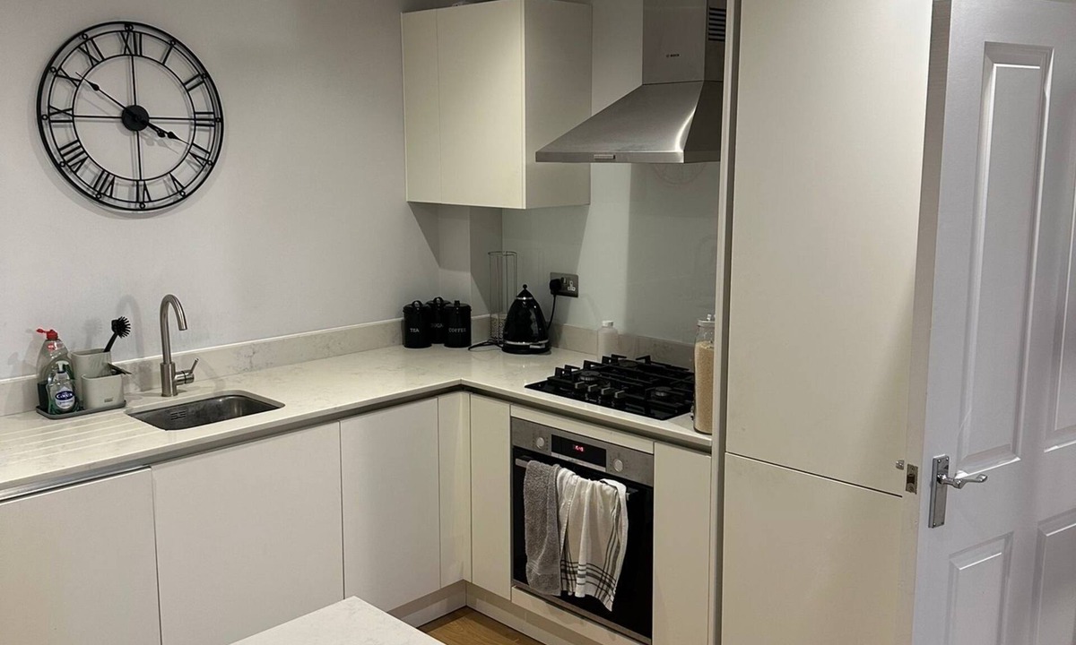 Epsom Apartment | Executive Apartment in sought after Surrey Town. Pet Friendly