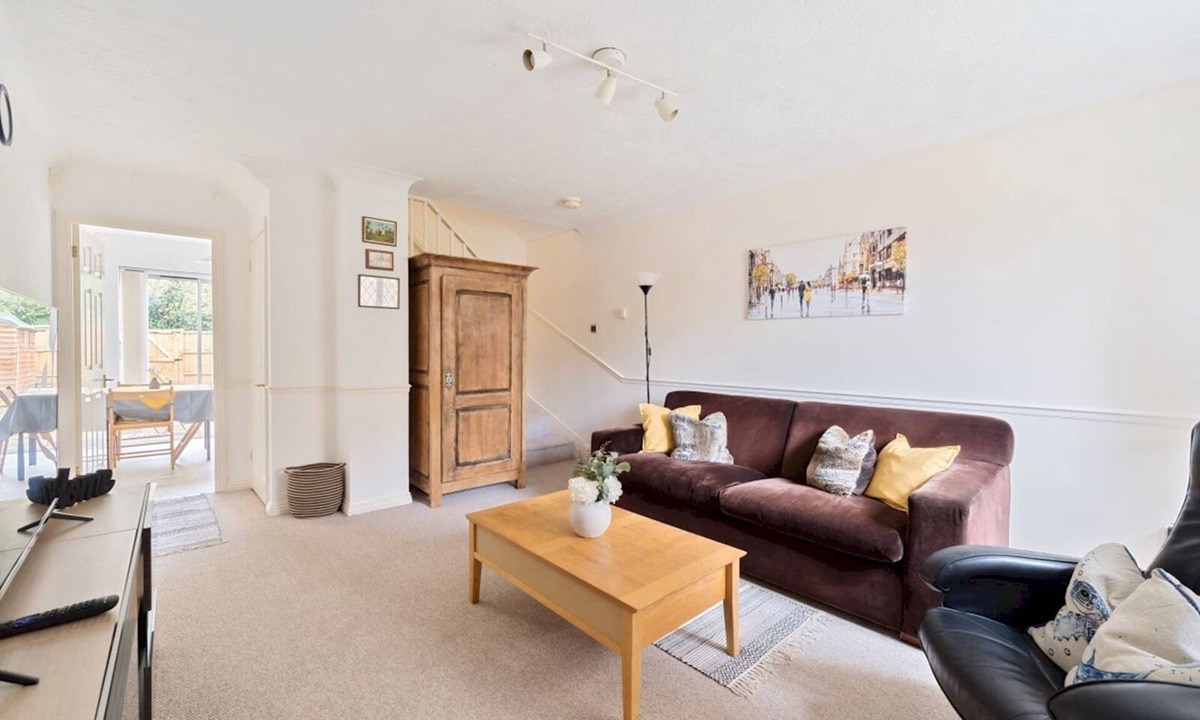 Walton-on-Thames House | Experience Surrey 2Bed Home in Walton with Parking - Pass the Keys
