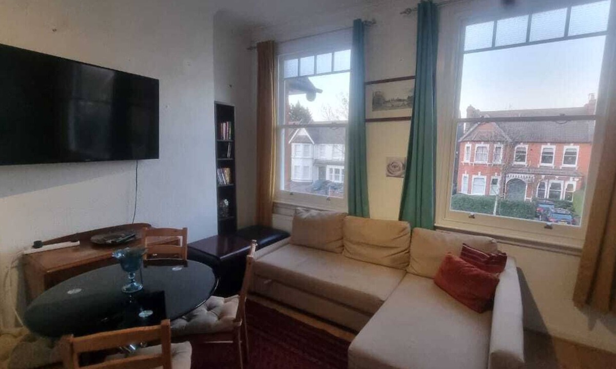 Mapesbury Bed & Breakfast | Extra Large One Bedroom Flat With Parking