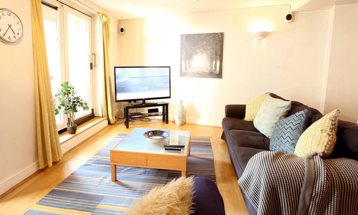 Wapping Apartment | Fabulous massive studio for families & friends