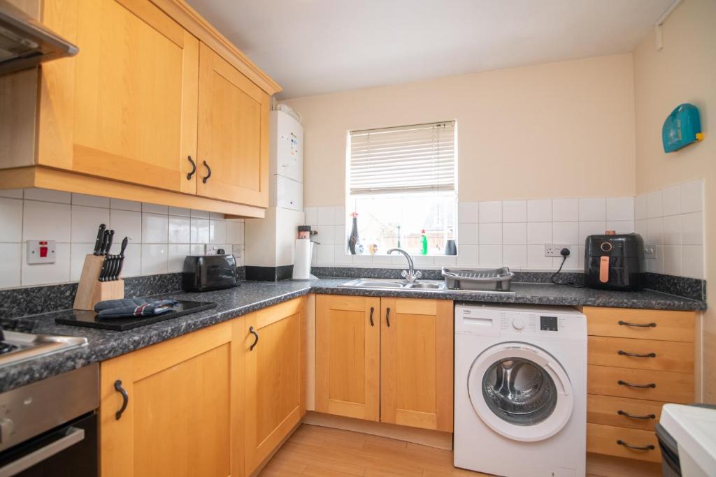 West Bromwich House | Fantastic 4 bed house with 3 bathrooms in pleasant location