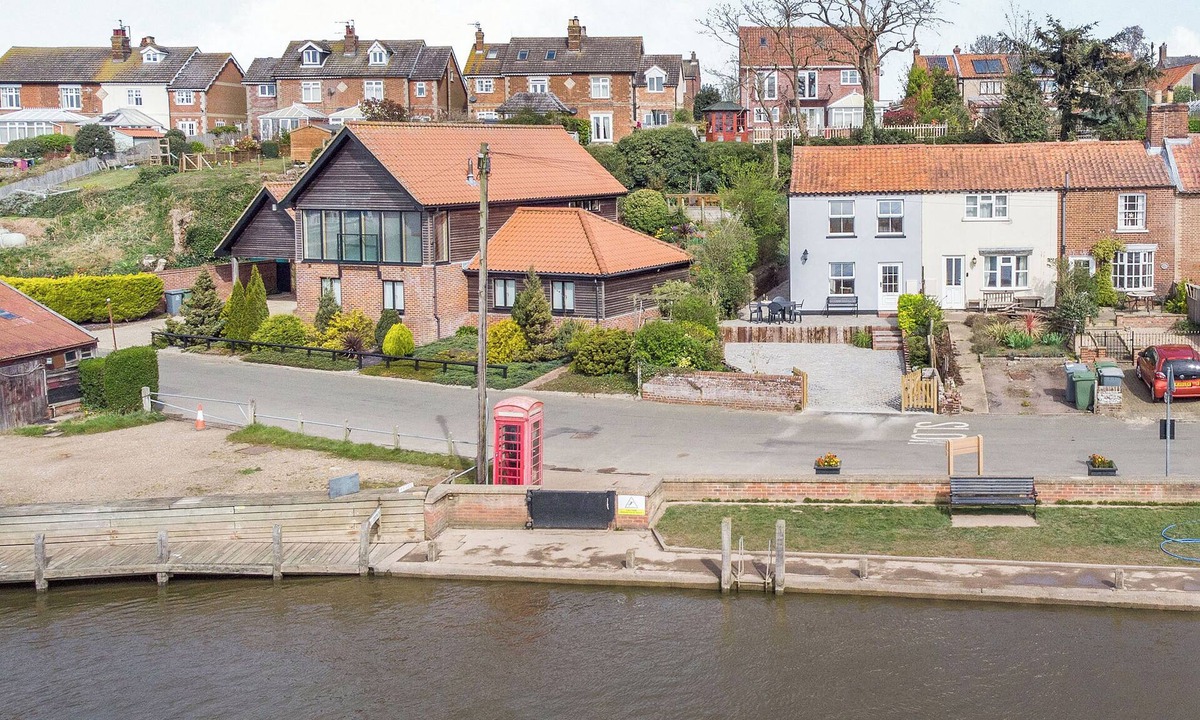 Reedham Cottage | Fantastic riverside living, with panoramic river views.