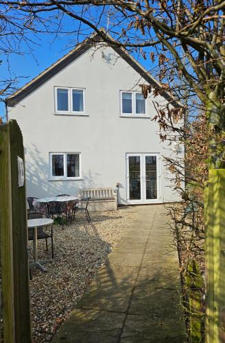 Little Plumstead House | Farthing Cottage