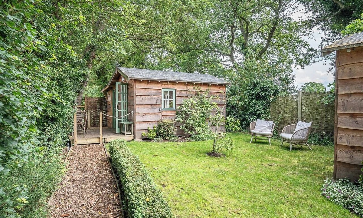 Beccles Ski Chalet | Feather Lodge, Toad Hall, Wangford