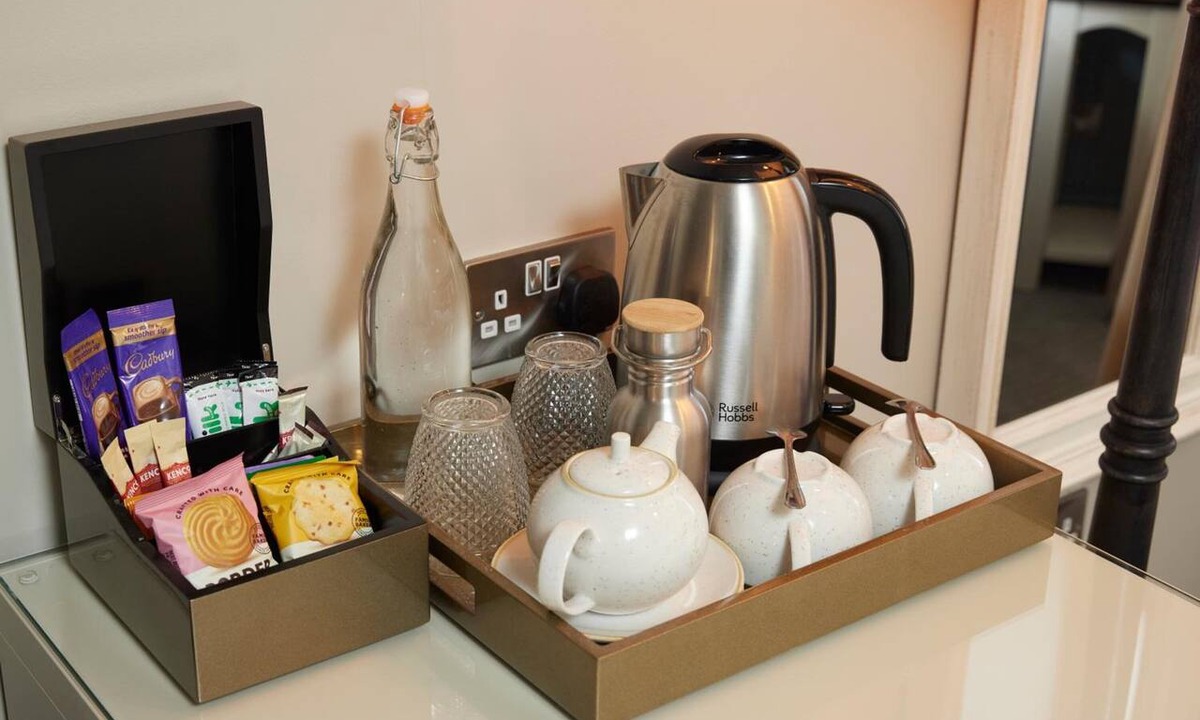 Wadesmill Hotel | Feathers Hotel by Chef and Brewer Collection