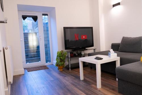 Ashton-under-Lyne Apartment | Flat near Peak District