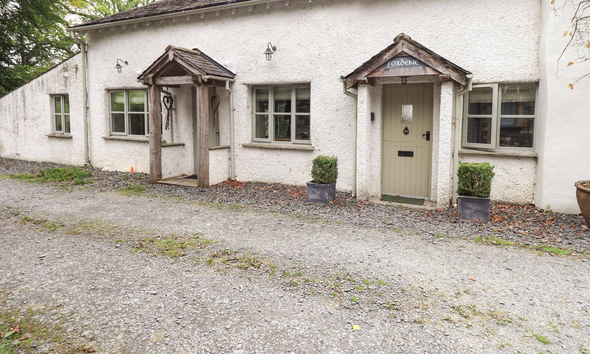 Kendal Cottage | FOXDENE COTTAGE, pet friendly, with hot tub in Underbarrow