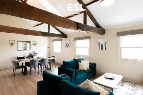 Shrewsbury Apartment | Free Parking - Shrewsbury Square - Central 2 Bedroom Top Floor Apartment