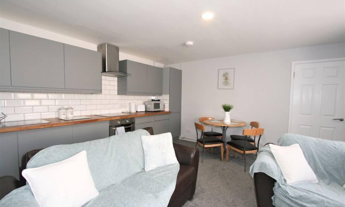 Gloucester Apartment | Friary House Serviced Apartments by Roomsbooked - 24Hr Reception