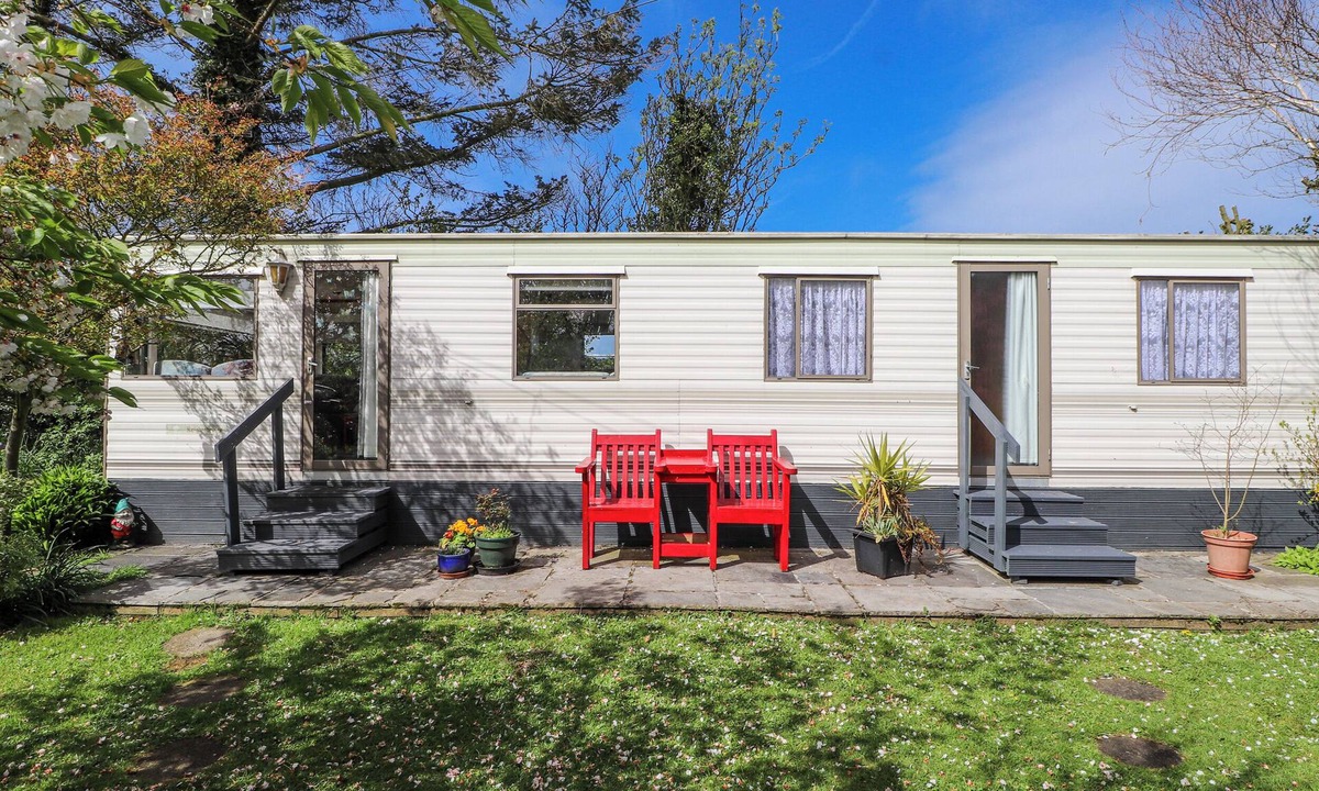 Llanfflewyn Cottage | FRON DDERW CARAVAN, family friendly, with a garden in Llanfechell