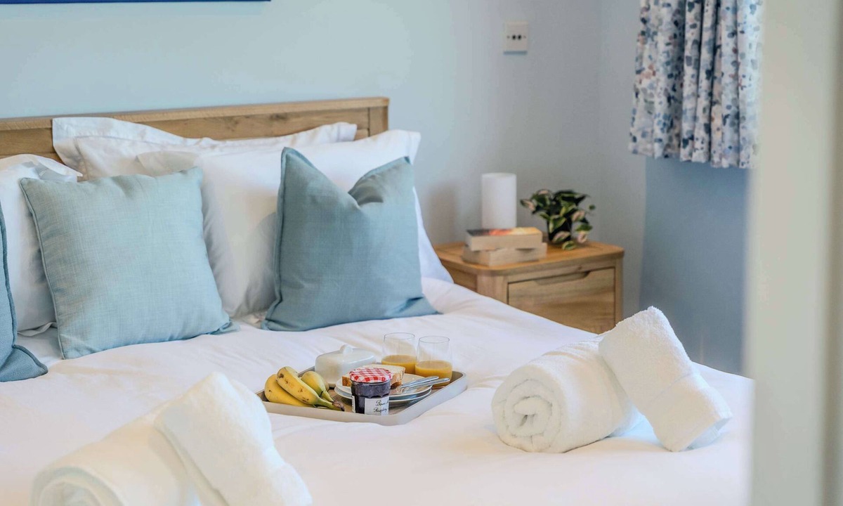 Cheltenham House | Fully Equipped Cheltenham Home - Parking & Garden