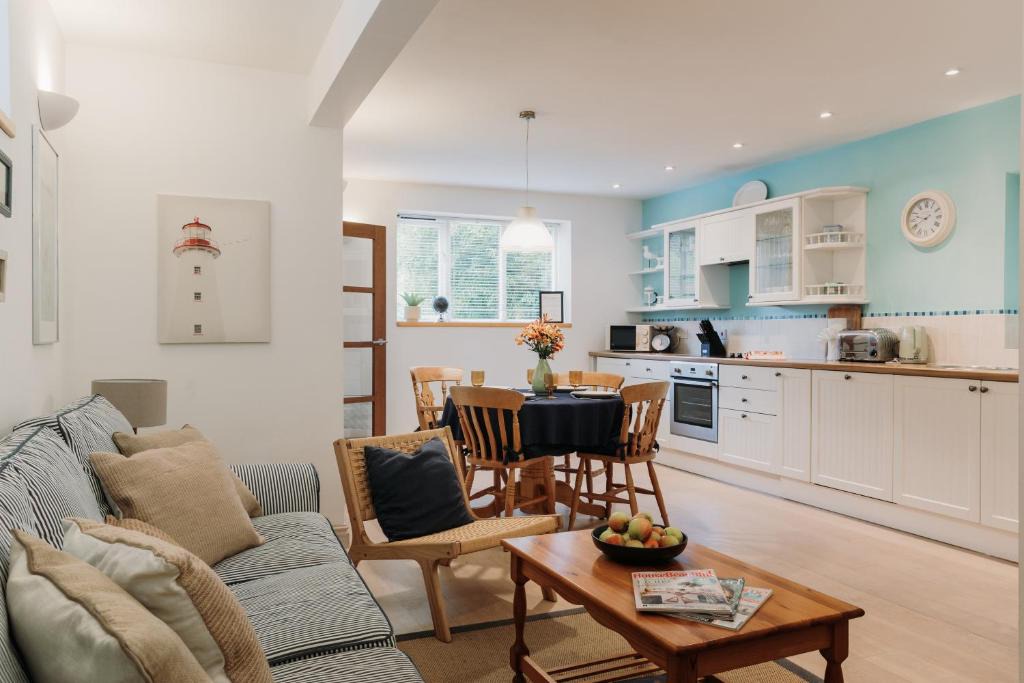 Niton Cabin | Garden Lodge in Lush Grounds Nr Ventnor