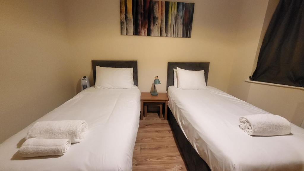 Edgware Apartment | Garland Modern Spacious Apartment With Garden