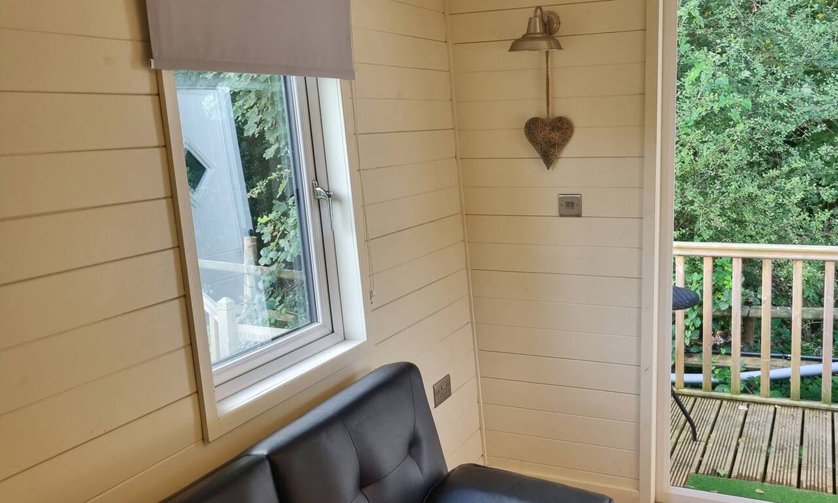 Llanfair Caereinion House | Glamping Hut - Sleeps 2, hot tub & Parking