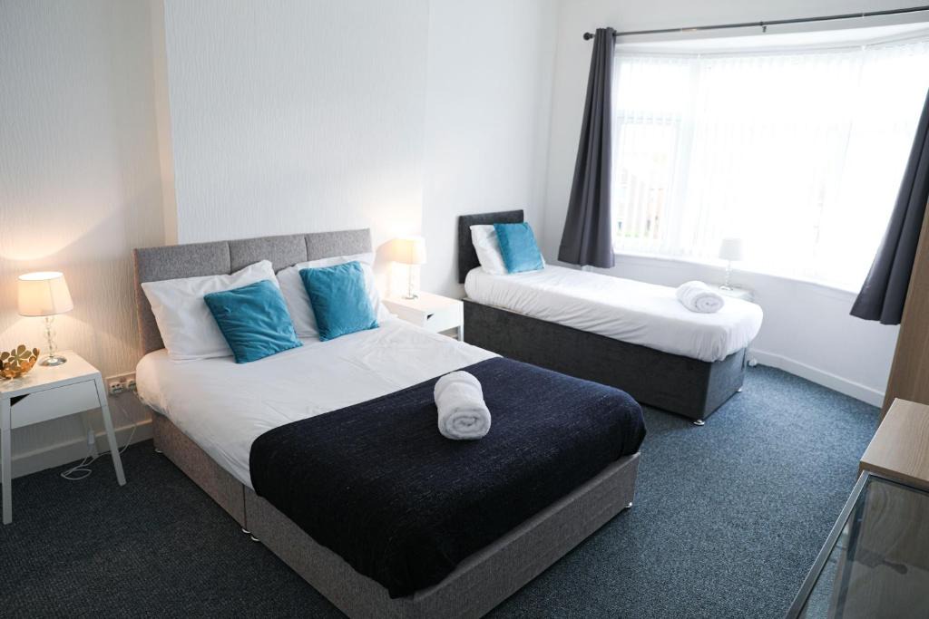 Cardonald Apartment | Glasgow, 3 Bed Flat with Free street parking