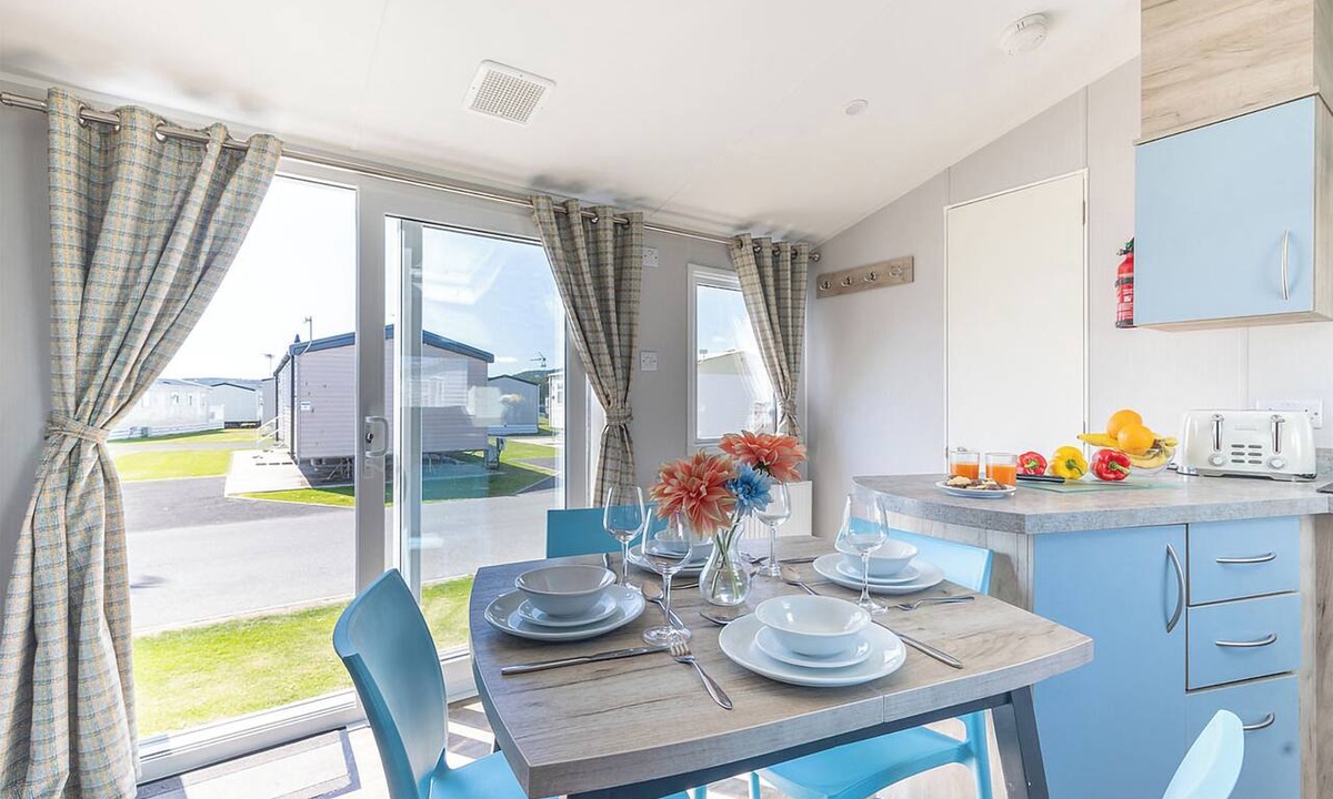 Helston House | Gold Caravan with parking, ensuite & decking