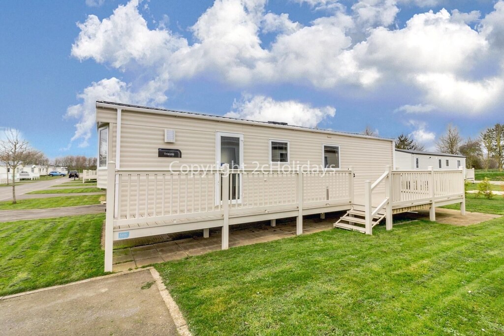 Mappleton House | Great caravan for hire with decking at Skipsea Sands in Yorkshire ref 41004B