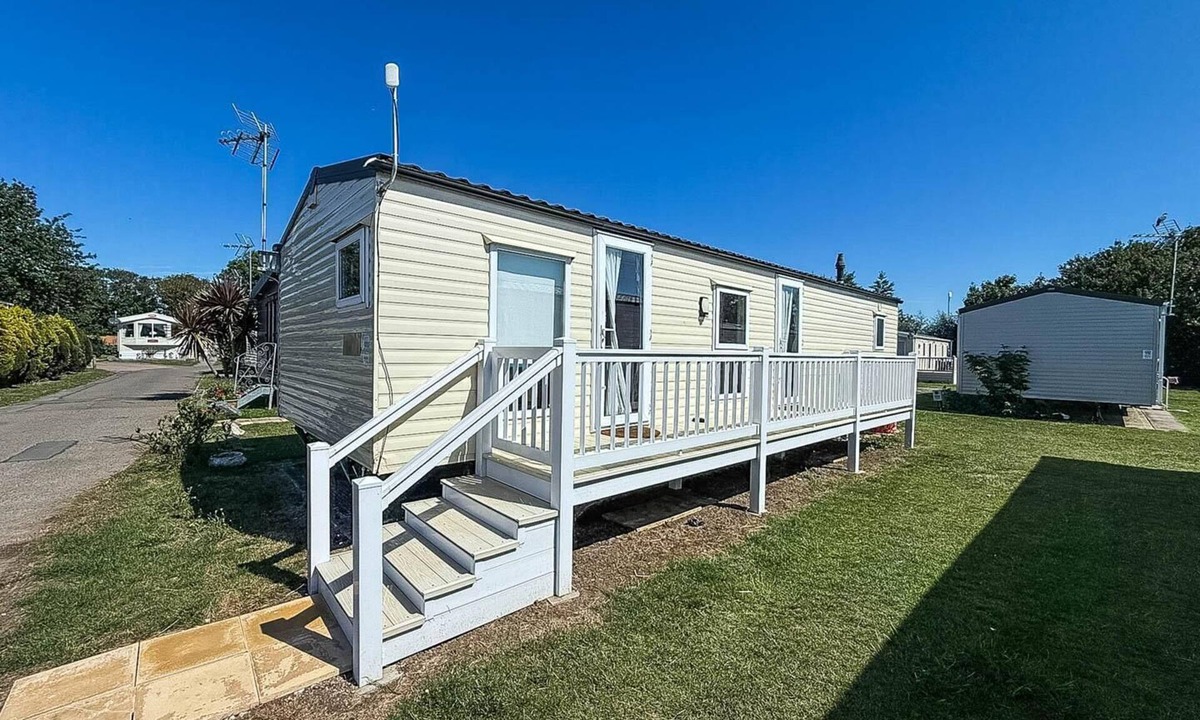 Harwich House | Great caravan with WiFi and decking at Dovercourt Holiday Park ref 44806C