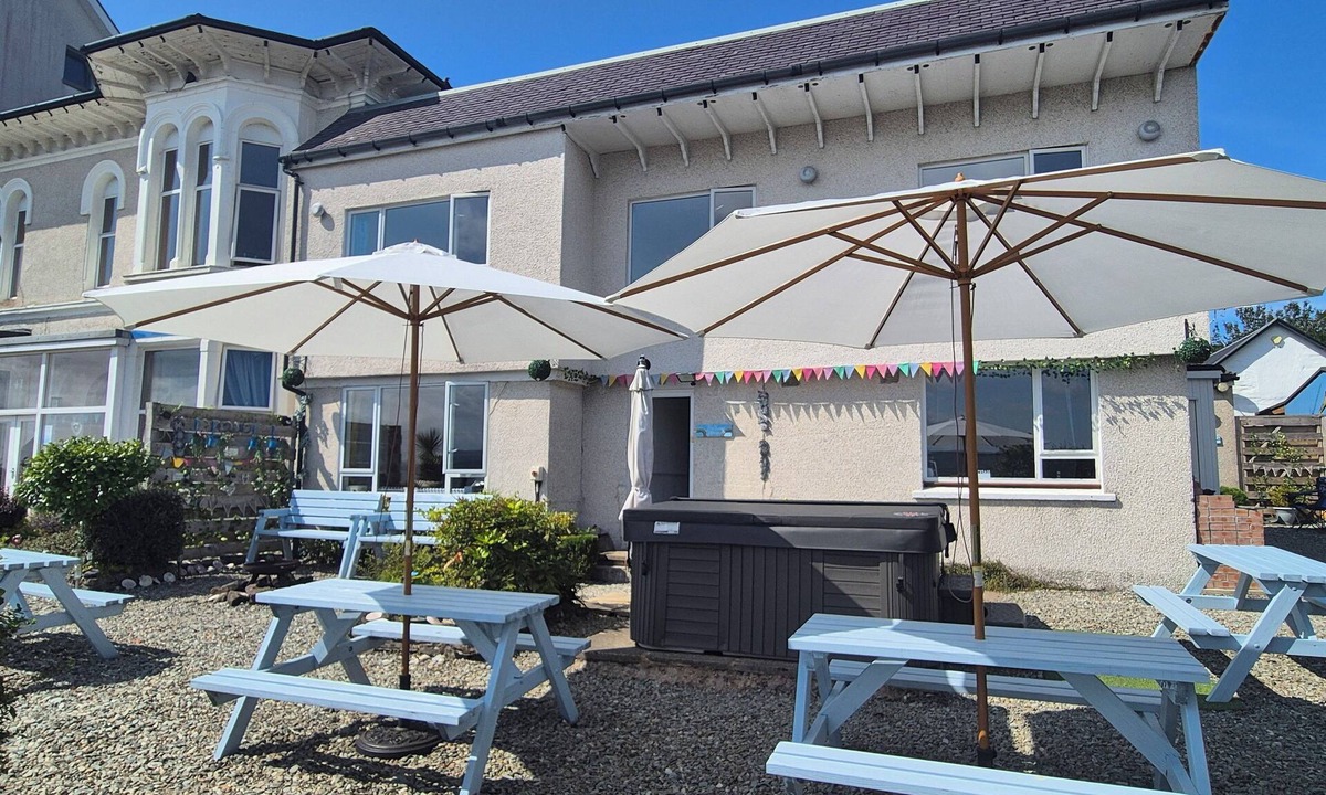 Kilmun House | Great for large groups Hot tubs, fire pit, water views Sleeps 17 Pet friendly