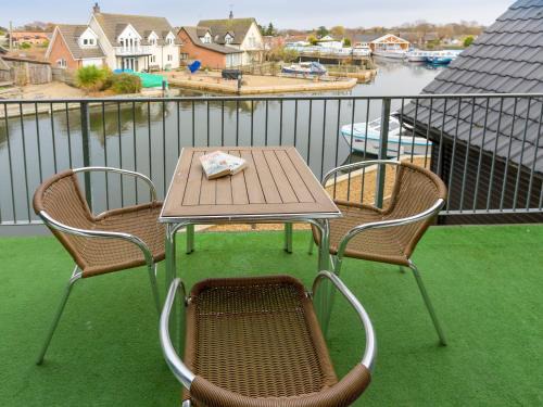 Hoveton House | Grebe