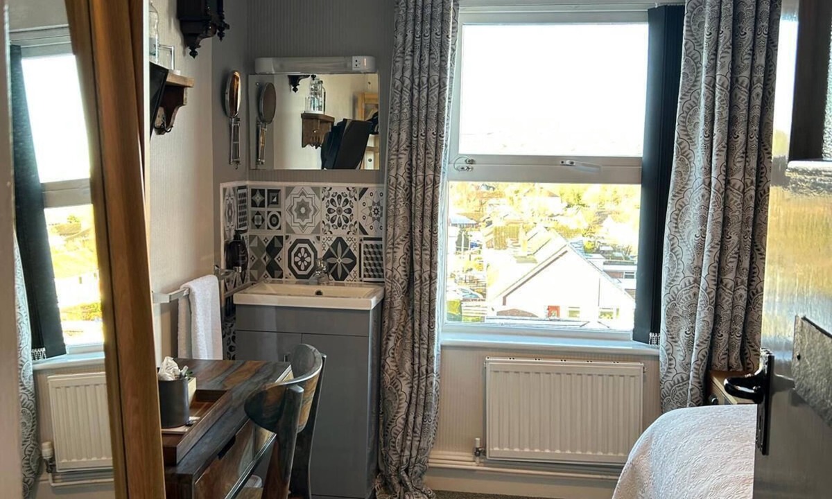 Llandrindod Wells House | Greylands Guest House
