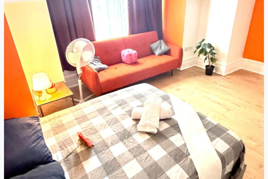 Mapesbury Apartment | Ground Floor Studio - Willesden Green - Sleeps 4