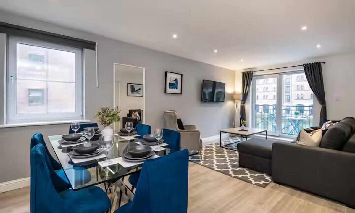 The Docks Apartment | GuestReady - Chic 2bed with Balcony in Liverpool