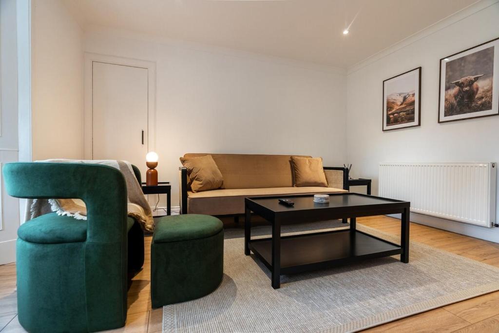 North West Apartment | Hamilton Residence - Private Main Door 1BR