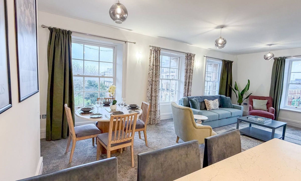 Birkenhead Apartment | Hamilton Square 1 - sleeps 6 guests in 2 bedrooms