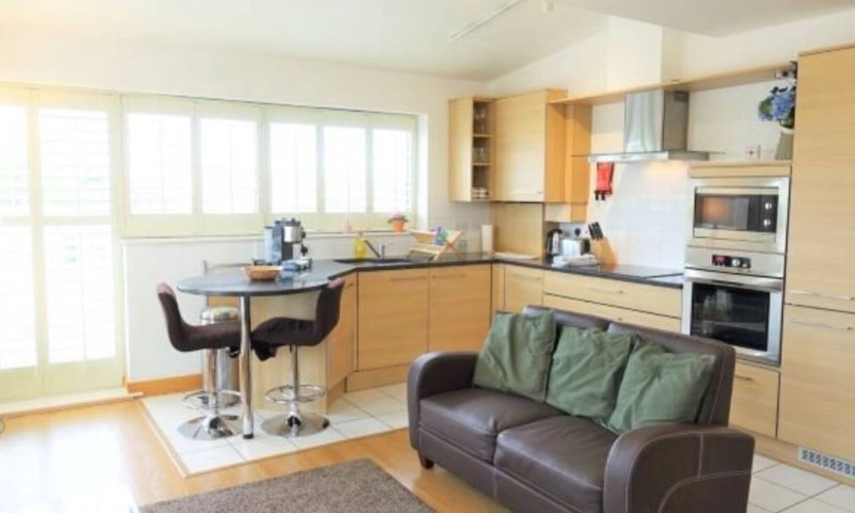 Richmond-upon-Thames Apartment | Hampton Ct 2 beds with balcony