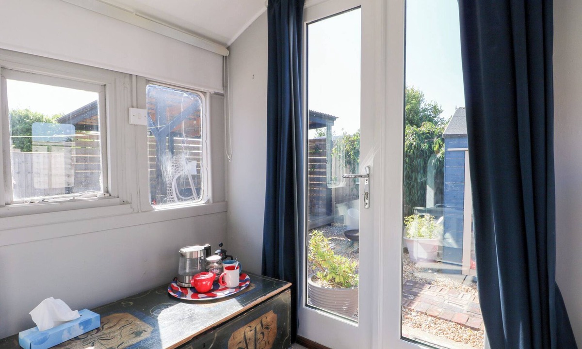 Pagham Cottage | Harbour Road Quirky Beach Railway Carriages