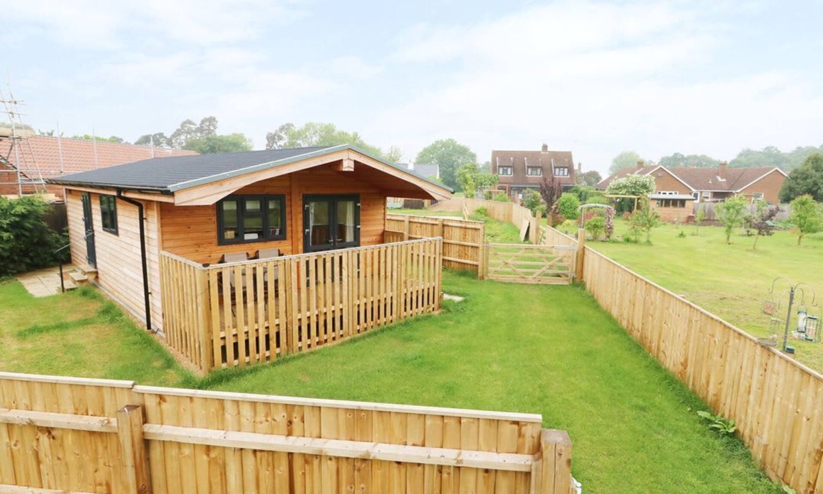 King's Lynn Cabin | HAYFIELDS - Charming Double Bedroom