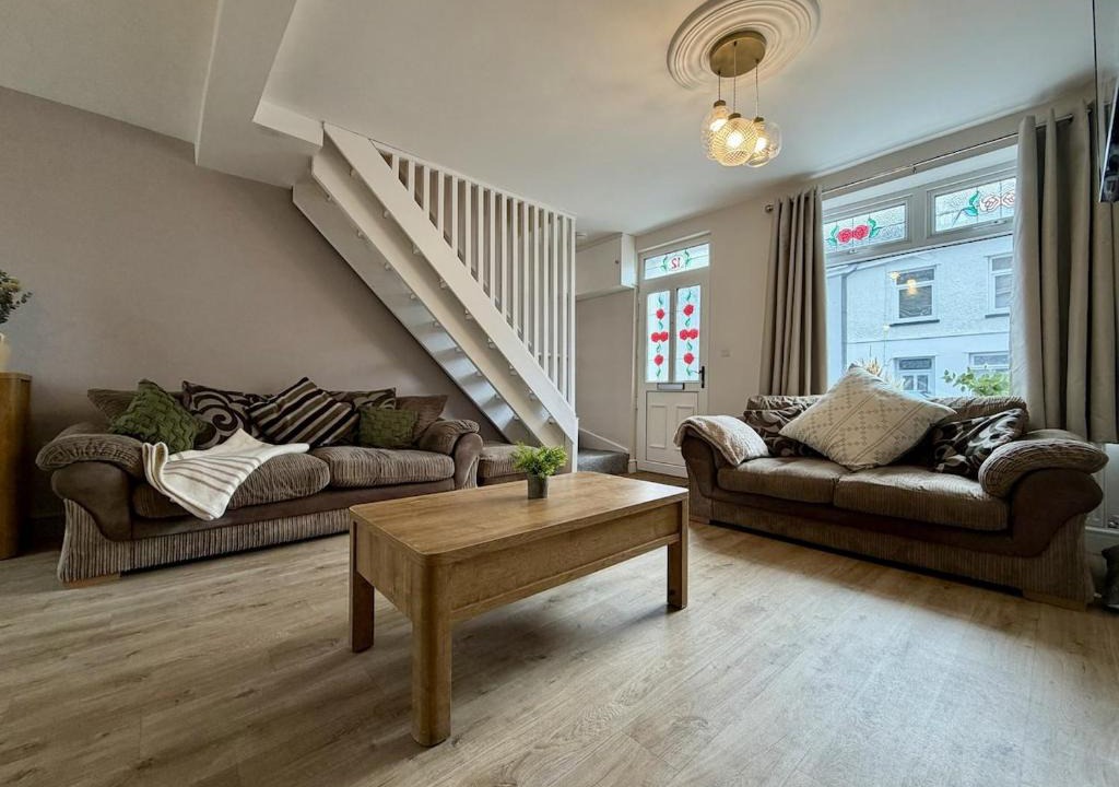 Dowlais Apartment | Hazel, Spacious 3-Bed Home