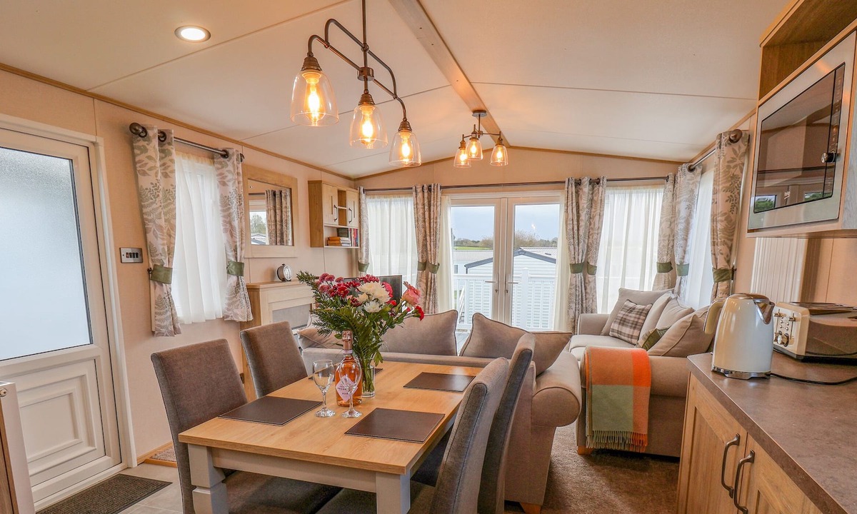 Cayton Bay House | HERON 61, pet friendly, character holiday cottage in Fritton